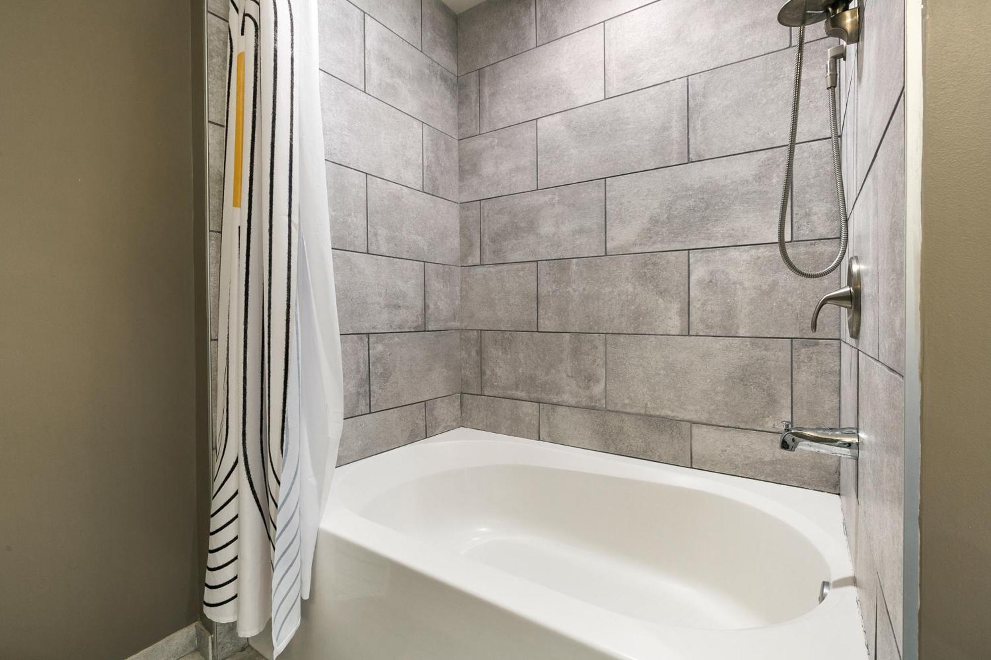 Luxury 2-Bedroom Condo Steps Away From The French Quarter Nova Orleães Exterior foto